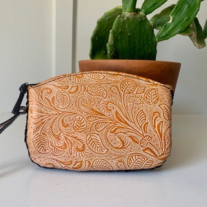 Bracelet floral en cuir repoussé à la main, cuir mexicain véritable, fabriqué au Mexique selon la technique Cincelada. Bolsa de Piel