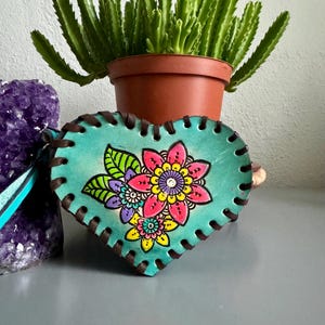 Porte-monnaie pour petite fille / Porte-monnaie à fleurs en cuir mexicain gaufré repoussé à la main / Sac en cuir Niñas fait main / Peint à la main / Artisanat
