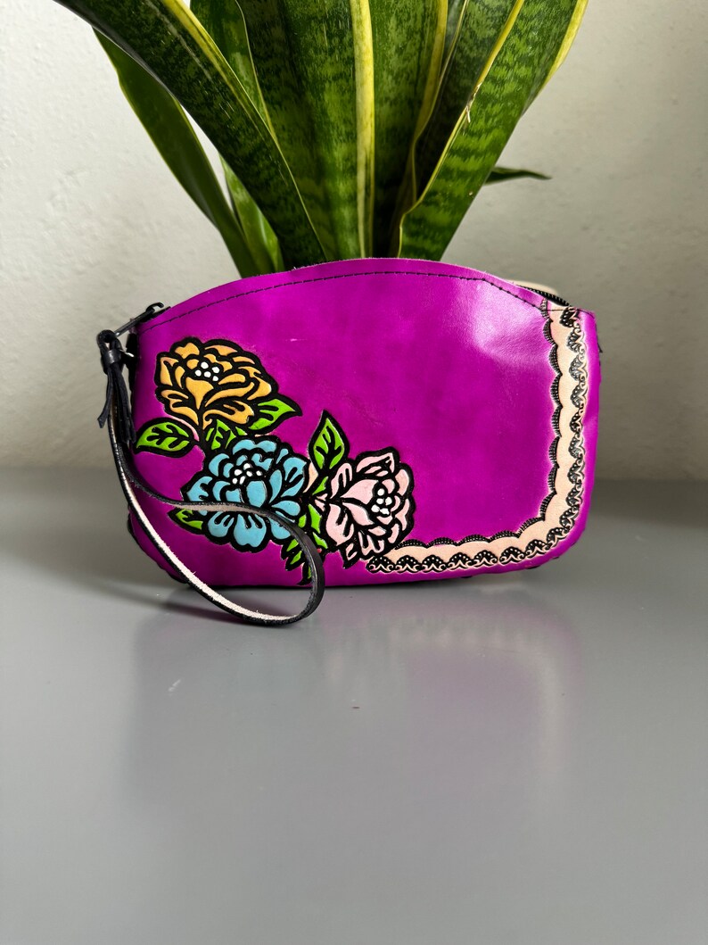 Hand-Tooled Embossed Leather Floral Wristlet, Genuine Mexican Leather Bag zdjęcie 3