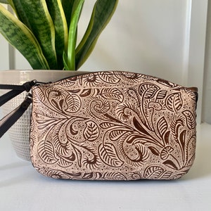 Handgefertigtes Armband aus geprägtem Leder mit Blumenmuster, echtes mexikanisches Leder, hergestellt in Mexiko mit der Cincelada-Technik. Bolsa de Piel