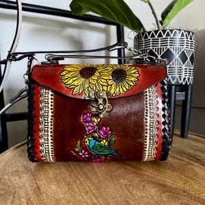 Cartera de cuero con flores mexicanas grabadas a mano, bolso de mano hecho a mano, artesanal