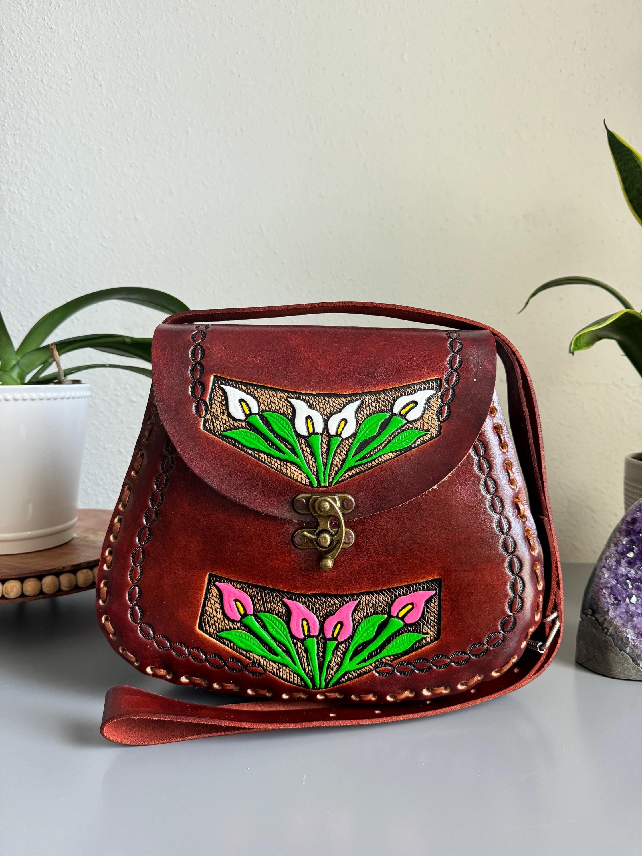 ハンドメイドレザーの花柄財布：エンボス加工されたメキシコの手作業 