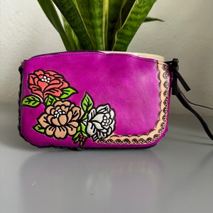 Hand-Tooled Embossed Leather Floral Wristlet, Genuine Mexican Leather Bag zdjęcie 1