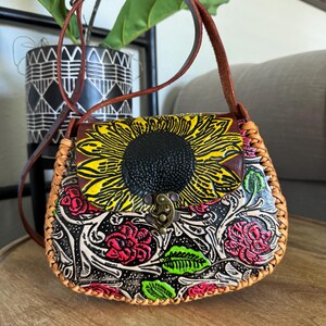 Cartera de piel mexicana con flores grabadas a mano, bolso de piel hecho a mano con girasoles, girasol pintado a mano, artesanal