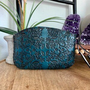 Bracelet floral en cuir repoussé à la main, cuir mexicain véritable, fabriqué au Mexique selon la technique Cincelada. Bolsa de Piel