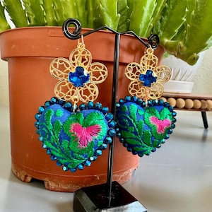 Aretes de corazón bordados, aretes tradicionales mexicanos, aretes de filigrana, artesanía mexicana filigrana