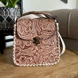 Cartera de cuero con flores mexicanas grabadas a mano, bolso de mano para mujer hecho a mano, artesanal