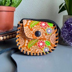 Porte-monnaie petite fille avec pompon / Porte-monnaie à fleurs en cuir mexicain estampé à la main / Sac en cuir Niñas fait main / Peint à la main / Artisanat