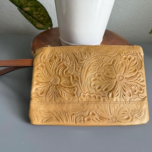 Trousse à maquillage ou bracelet en cuir gaufré repoussé à la main, cuir mexicain, fabriqué au Mexique selon la technique Cincelada, Bolsa de Piel