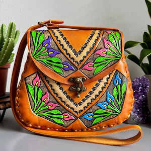 Bolso grande de cuero con estampado floral de lirio de la paz mexicano, hecho a mano, estilo guitarra artesanal.