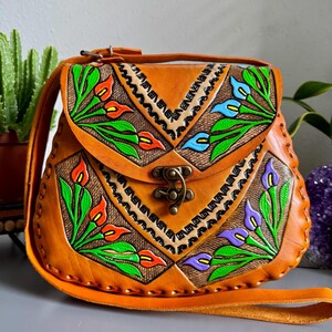 Cartera grande de cuero con estampado de flores de lirio de la paz mexicano, hecha a mano, estilo guitarra artesanal