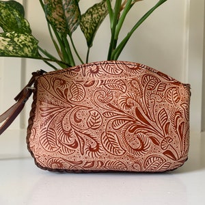 Bracelet floral en cuir repoussé à la main, cuir mexicain véritable, fabriqué au Mexique selon la technique Cincelada. Bolsa de Piel