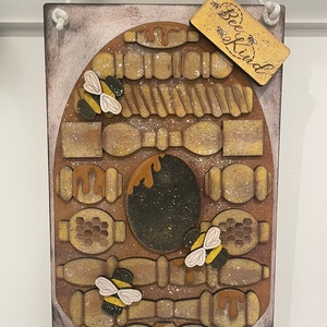 Spindle Bee Hive decor svg digitale download bestandsgrootte 16 3/4 x 10 3/4 dit is een must voor je spindelcollectie met de schattigste spindelbijen