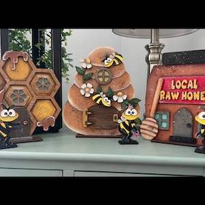 Bee Town met bijen svg digitaal downloadbestand in dit bestand zijn er 3 bijenhuizen en enkele van de schattigste bijen: 3 op standaards en 2 op de bijenkorf