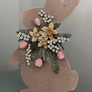 Easter Floral Bunny staan digitale download svg-bestandsgrootte bijna 13 1/2 x 8 inch een klassiek konijntje versierd met lentebloemen