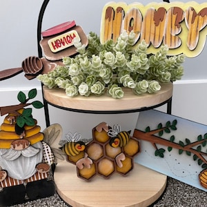 Honey Bee Gnom Tiered Tablett svg glowforge Download-Datei ist von den niedlichsten Gnomen und Bienen mit Honigartikeln für Ihr abgestuftes Tablett oder Regal.