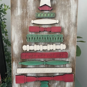 File digitale in formato SVG raffigurante un albero di Natale a forma di fuso, con fusi unici sormontati da una stella, da usare come decorazione da parete o da tavolo durante il periodo natalizio oppure da regalare.