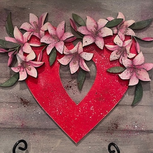 Imagen de corazón y lirios, archivo de descarga digital SVG, tamaño 11 x 12 1/2. Los lirios se ven tan hermosos con el corazón.