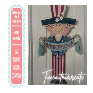 Puede incluir: Un juego de tres tazas de cerámica con un esmalte moteado de color crema. Cada taza presenta un diseño pintado a mano diferente: una hoja azul y verde, una flor amarilla y naranja y una ramita de bayas rojas. Las tazas tienen una forma simple y redondeada.