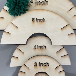 Puede incluir: Conjunto de cinco plantillas de cuenco de lana de madera en varios tamaños, que van de 5 a 15 cm de diámetro. Las plantillas están hechas de madera natural y tienen una forma semicircular.