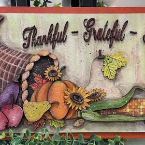 Immagine della cornucopia del Ringraziamento in formato SVG, file digitale, dimensioni 9 1/2 x 18 1/2, può essere utilizzata come decorazione da parete o da tavolo, offre molte possibilità