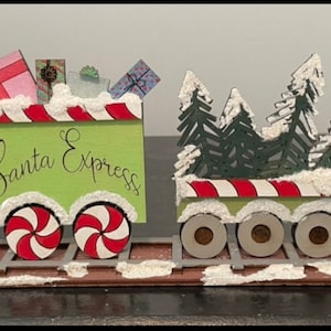 Archivo de descarga SVG de tren Santa Express/tren navideño con tres vagones diferentes/tren de 16 pulgadas de largo con vías y suelo.