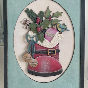 Decoração de parede de bota de Papai Noel em arquivo svg. Esta imagem da bota de Papai Noel é tão agradável aos olhos com todas as flores de Natal. 14 1/2 x 11