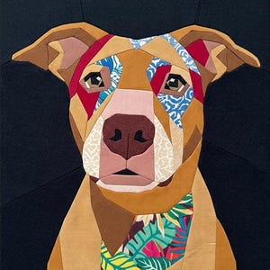 Può includere: Ritratto geometrico di un cane dai toni marroni. Il muso del cane presenta dettagli rossi, blu e bianchi. Un colorato collare a tema tropicale risalta sullo sfondo scuro, creando un vivace contrasto.