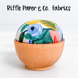 Mini alfiletero para afilar agujas: relleno de arena de esmeril, telas Riffle Paper y Co.