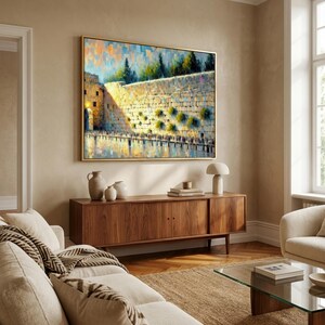 Puede incluir: Pintura enmarcada con marco dorado que representa una vista detallada de un muro de piedra. La obra de arte presenta una paleta de colores c&aacute;lidos con tonos de amarillo, marr&oacute;n y azul. La pintura se exhibe sobre un mueble de madera en un sal&oacute;n.