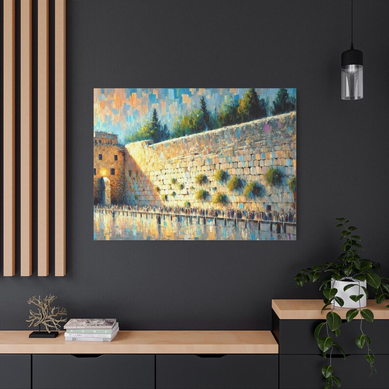 Puede incluir: Impresi&oacute;n en lienzo que representa una pintura impresionista vibrante del Muro de las Lamentaciones. La obra presenta un gran muro de piedra, una puerta y una multitud de personas. La paleta de colores incluye amarillos c&aacute;lidos, azules y verdes.