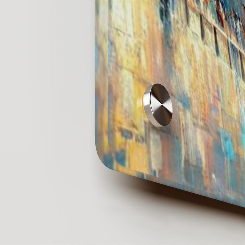 Puede incluir: Primer plano de una impresi&oacute;n art&iacute;stica mural con un dise&ntilde;o abstracto colorido. La obra de arte presenta una mezcla de tonos amarillos, azules y marrones. Un herraje met&aacute;lico plateado est&aacute; fijado a la esquina de la obra.