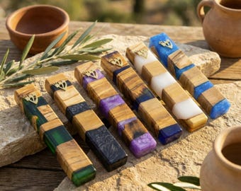 Mezuzá artesanal em madeira de oliveira com resina – Moldura de porta judaica moderna – Presente para casamento judaico, inauguração de casa, Bar ou Bat Mitzvá