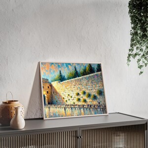 Puede incluir: Una impresi&oacute;n art&iacute;stica enmarcada que representa el Muro de las Lamentaciones en Jerusal&eacute;n. La pintura presenta un estilo impresionista texturizado con tonos c&aacute;lidos y terrosos y un toque de azul y verde. El muro est&aacute; hecho de piedras grandes y desgastadas.