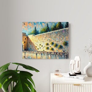 Puede incluir: Impresi&oacute;n acr&iacute;lica de una pintura que representa el Muro de las Lamentaciones en Jerusal&eacute;n. La obra presenta un gran muro de piedra con gente rezando frente a &eacute;l. El cielo est&aacute; pintado con pinceladas azules y naranjas, y el muro est&aacute; iluminado por el sol.