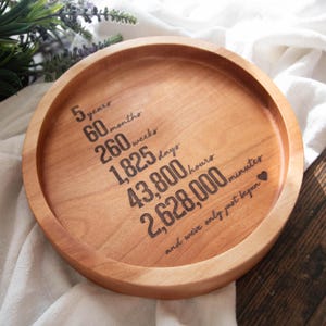 Regalo per il 5° anniversario di matrimonio – Vassoio portaoggetti in legno personalizzato – Raccoglitore inciso – Vassoio personalizzato per lui o per lei – Ricordo romantico in legno