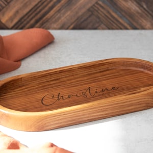 Vassoio raccoglioggetti personalizzato in legno di frassino: organizer per ingresso inciso