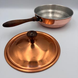 Vintage Polished Copper Saucepan with Lid – 7.25” Diameter – Wooden Handle – Rustic Farmhouse Kitchen Decor