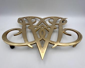 Mid century Queen Anne Brass Trivet – Virginia Metalcrafters USA – Vintage Table or Wall Deco