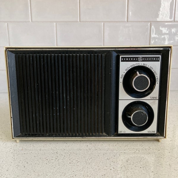 Vintage GE AM radio, transistor radio, MCM electric radio, mcm, midcentury, retro, home decor, interior decorating, farmhouse, working