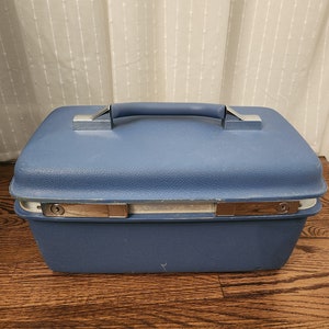Samsonite make-upkoffer jaren 70, Montbello II, blauw, harde schaal, treinkoffer, retro inrichting, mcm, midcentury, vintage, reizen, woninginrichting