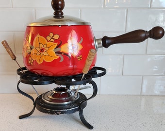 Service à fondue des années 1960 avec support, réchaud, quatre brochettes, caquelon en émail avec poignées en bois, mcm, milieu du siècle, décoration d'intérieur, vintage, rétro, décoration