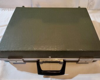 mallette vintage rigide, attaché-case des années 1970, plastique moulé vert, sans clé, mcm, milieu du siècle, décoration d'intérieur, décoration d'intérieur