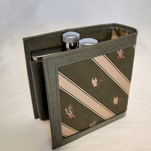 Set di fiaschette anni '70 in custodia di pelle e tessuto, piccole fiaschette da 2 once per whisky e cognac, realizzate in Inghilterra, regalo per lo sposo, testimone di nozze, vintage, retrò