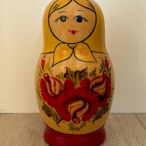 Authentic Matryoshka set of 8 wooden nesting dolls, vintage from the 1980s