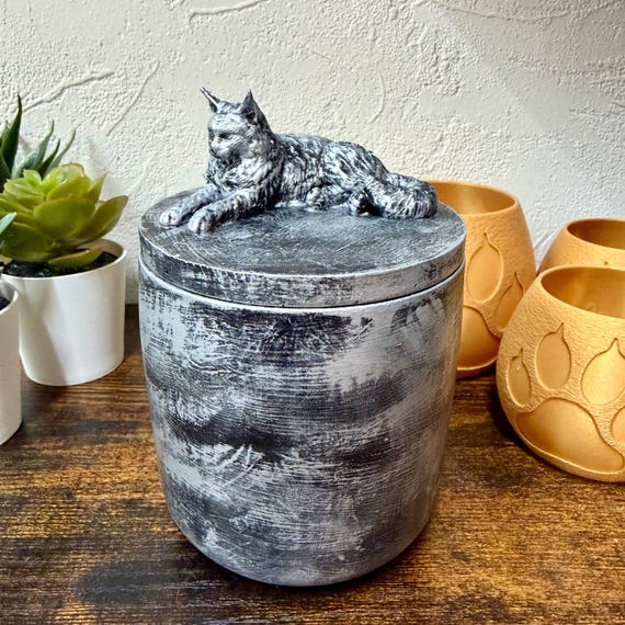 Handmade Maine Coon Cat Urn – 0.3 Liter | Memorial Urn | Exact Urn in Photo