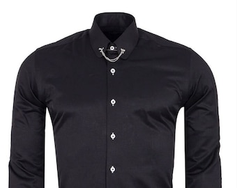 Camisa negra con cuello redondo y alfiler