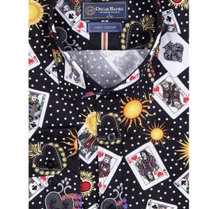 Camisa preta com estampa de cartas de baralho e lenço combinando