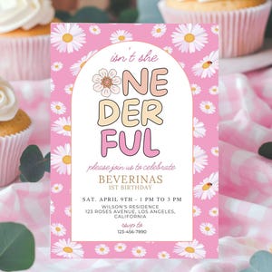Convite de primeiro aniversário da Daisy Onederful, modelo de arco para festa de primeiro aniversário de menina com flores rosa, cartão de aniversário retrô da Canva, download instantâneo