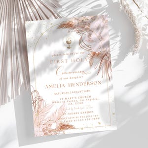 Modelo de convite para primeira comunhão estilo boho, arco floral dourado clássico para batismo com capim-dos-pampas, cálice, religioso para qualquer gênero, baixar